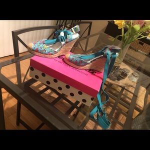 Brand new Betsey Johnson size 8 wedges.